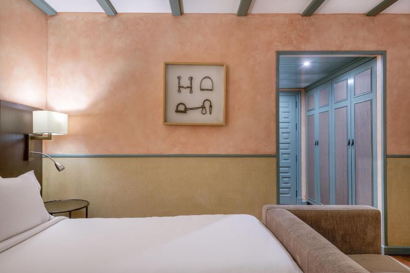 Standard Twin Room image 4