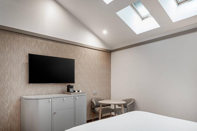 Standard room, Guest room, 1 King image 1
