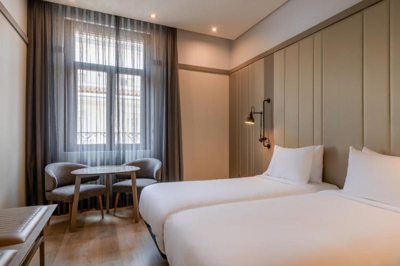 Standard Twin Room image 3