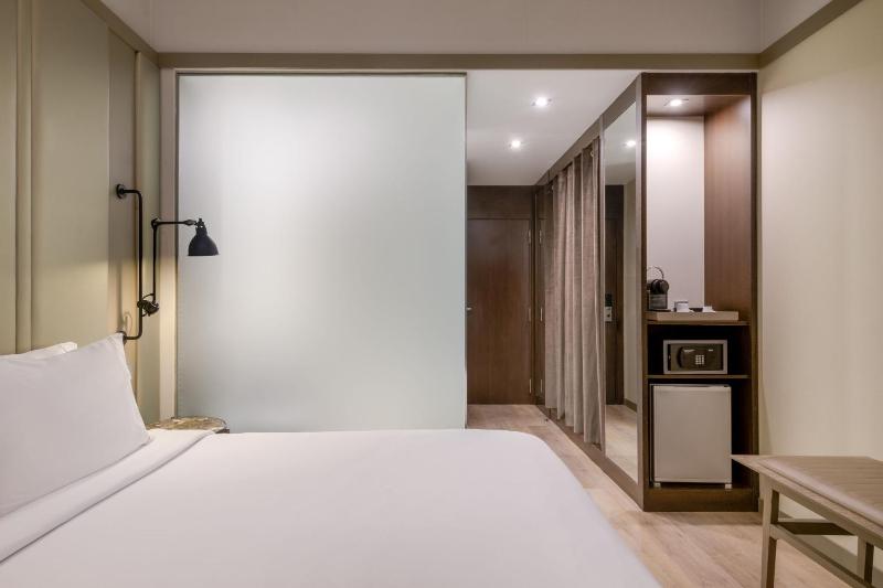 Standard room, Guest room, 1 King image 3