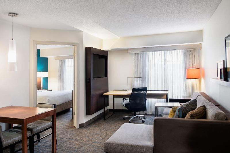 One-Bedroom Queen Suite with Sofa Bed image 4