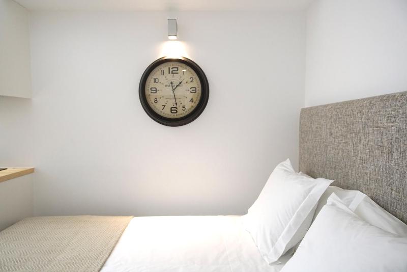 Studio Apartment with Kitchenette image 4