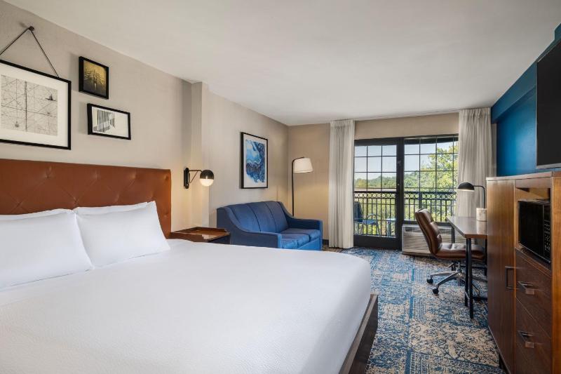 Larger Guest room, 1 King, Sofa bed, Balcony image 1
