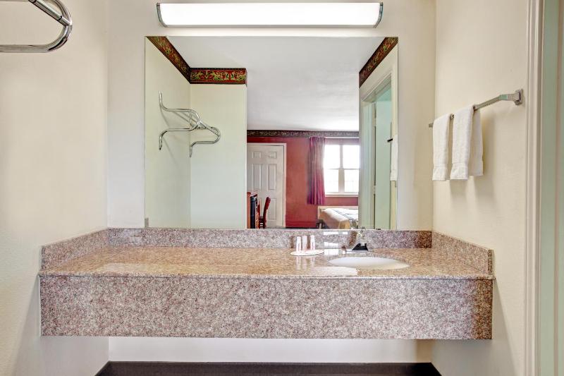 King Room - Non-Smoking image 3