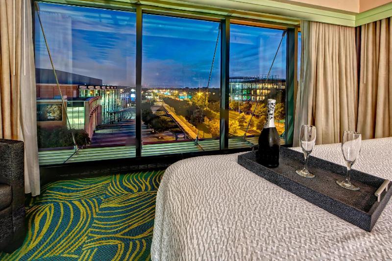 VIP Suite, 1 Bedroom Suite, 1 King, Sofa bed image 1