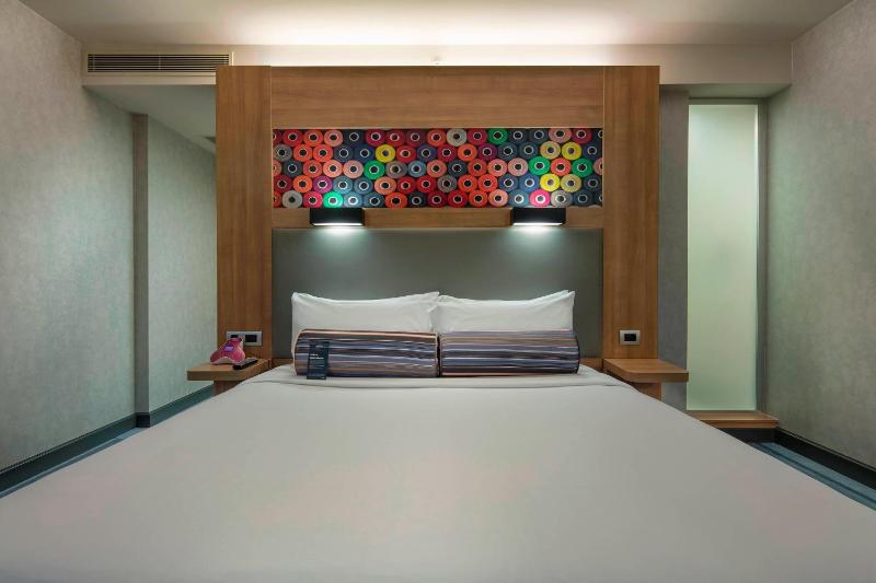 Aloft King Guest Room image 3
