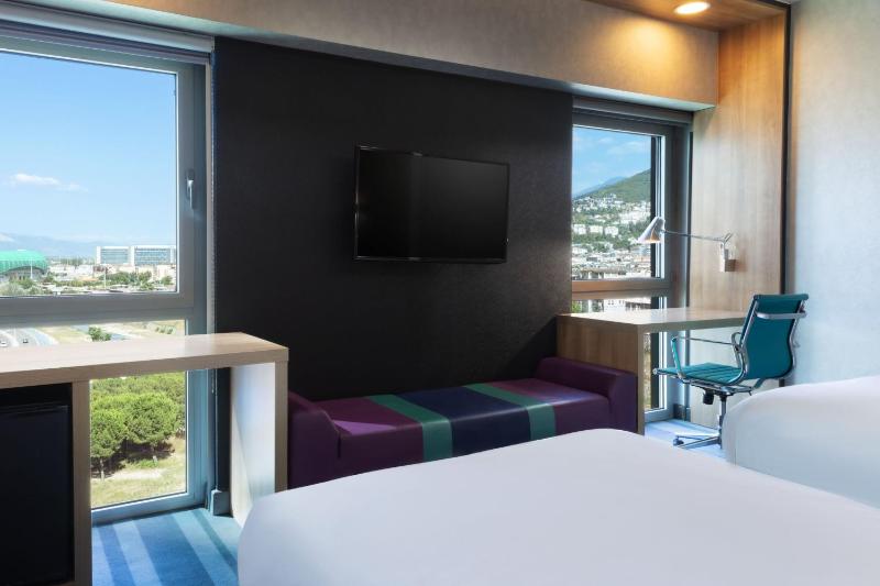 Aloft Twin Guest Room image 3