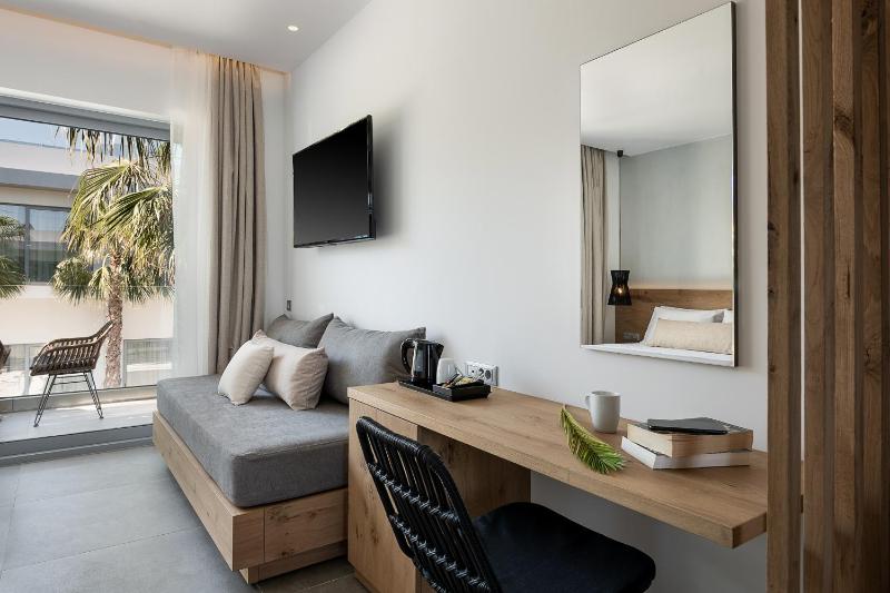 Premium room with outdoor jacuzzi image 3