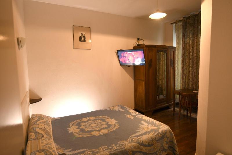 Double Room with Shared Bathroom and Shared Toilet image 1