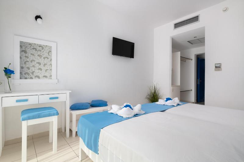 Deluxe Double Room with Sea View image 3