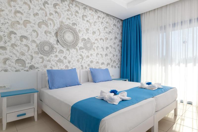 Deluxe Double Room with Sea View image 4
