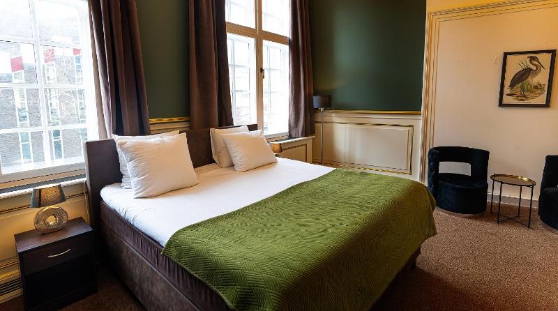 Superior King Room image 3