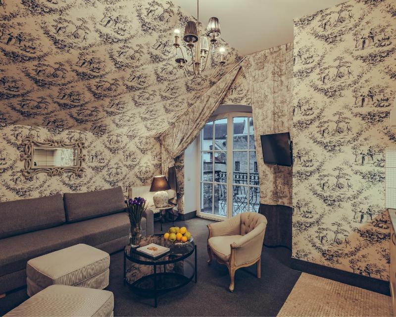 Deluxe Suite with Balcony image 1