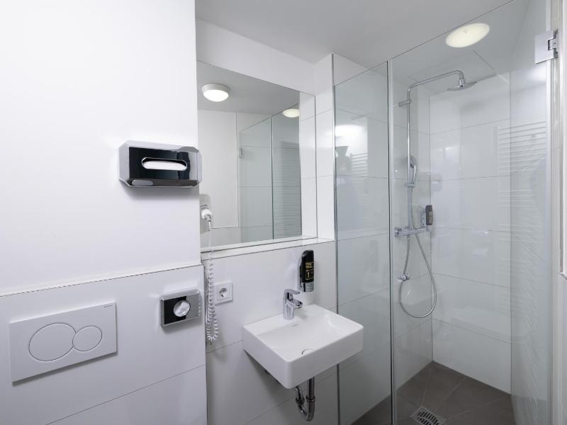 Double Room image 3
