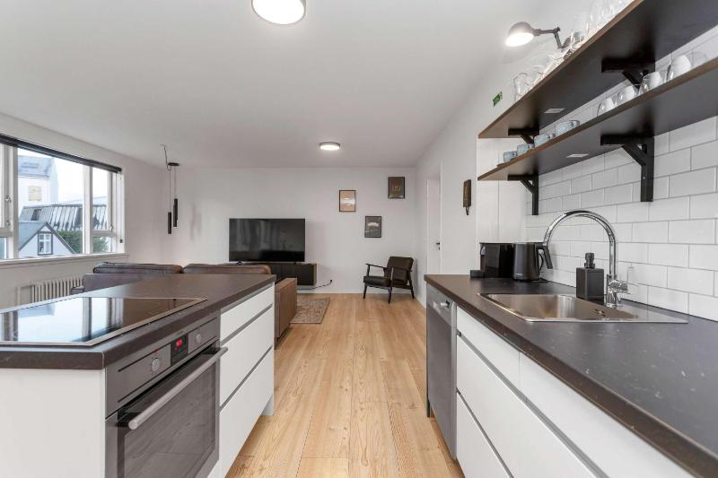 Three Bedroom Apartment on Rainbow Street by Heimaleiga - image 7