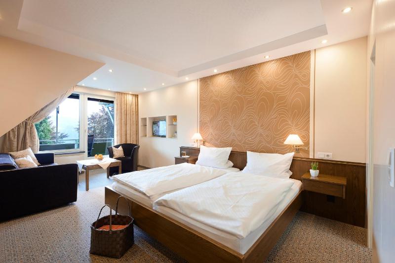 Classic Double Room image 3