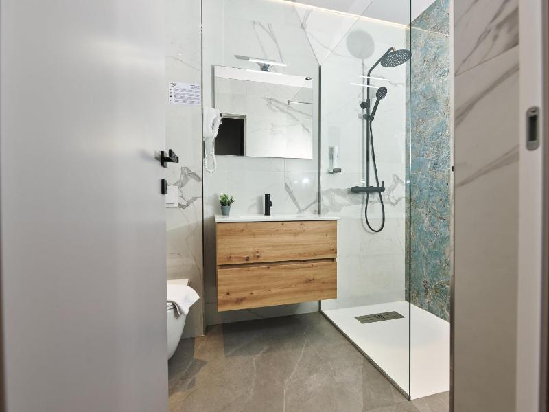 Deluxe Double or Twin Room image 3