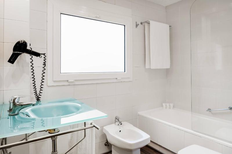 Twin Room with City View image 3