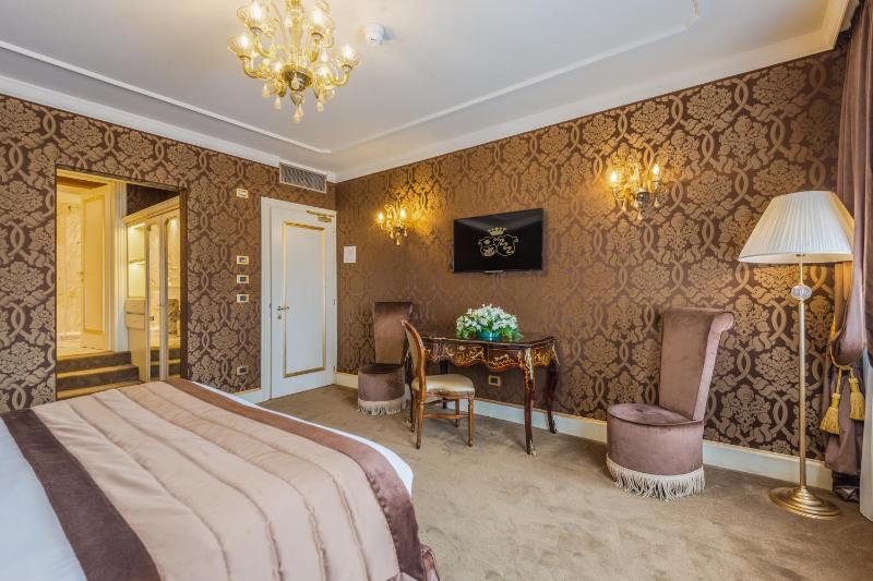 Deluxe Double or Twin Room image 4