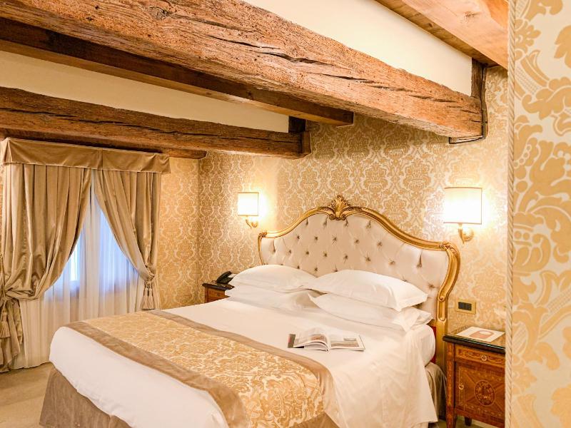 Deluxe Double or Twin Room image 3