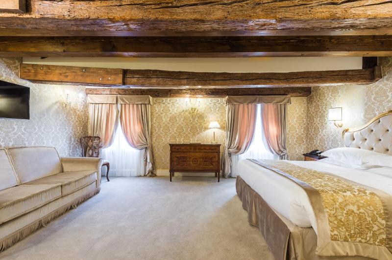 Deluxe Double or Twin Room image 2