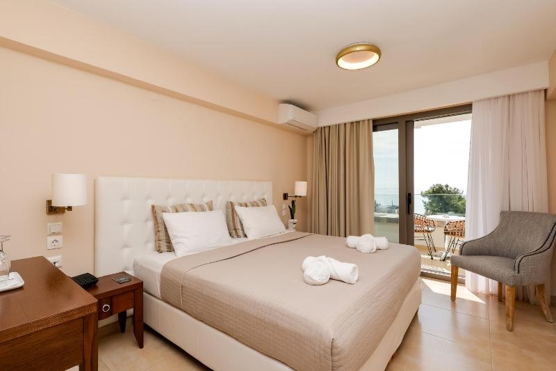 Superior Double Room with Partial Sea View image 1