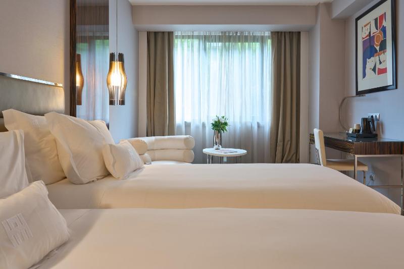 Premier Deluxe Double Room image 3