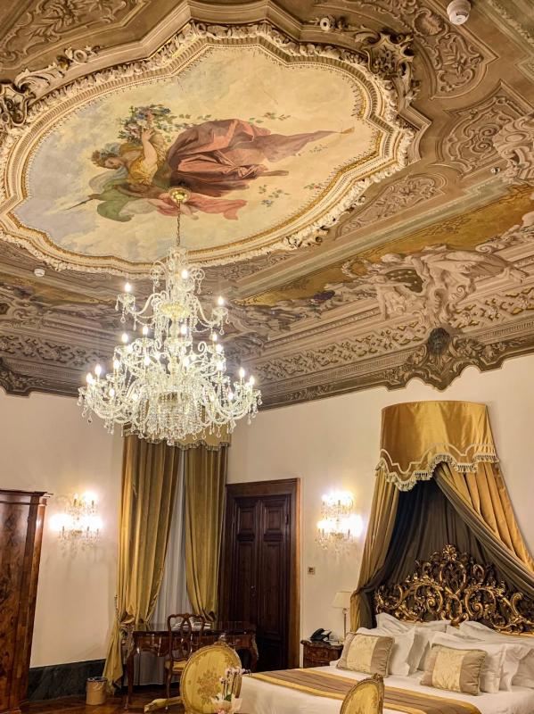 Executive Suite with Canal View image 2