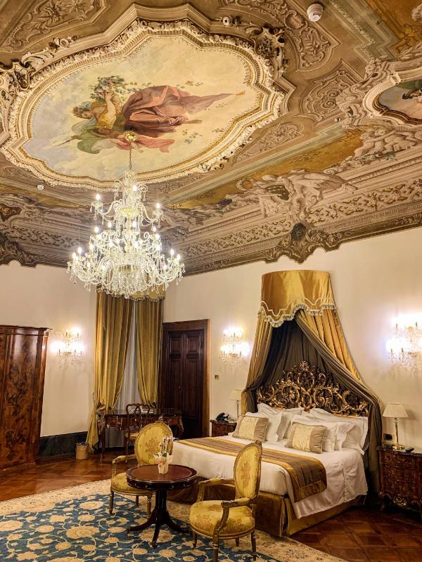 Executive Suite with Canal View image 4