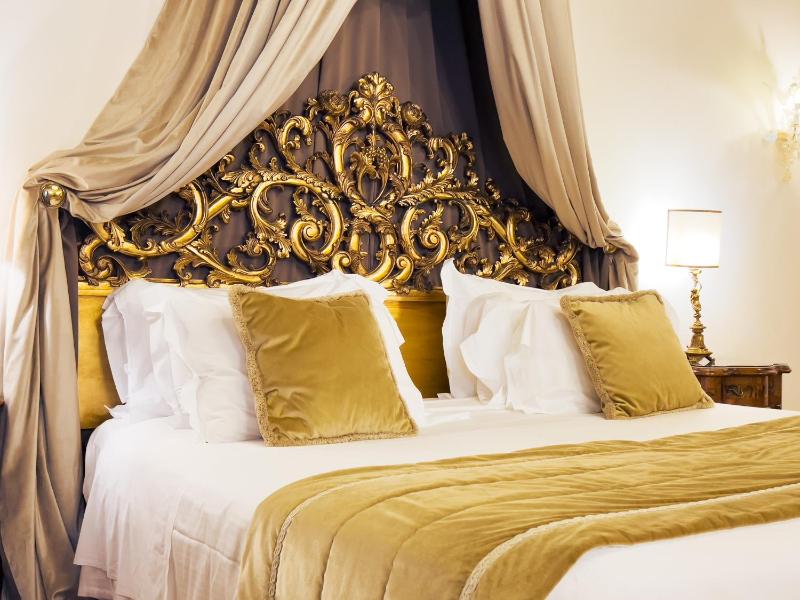 Executive Suite with Canal View image 3