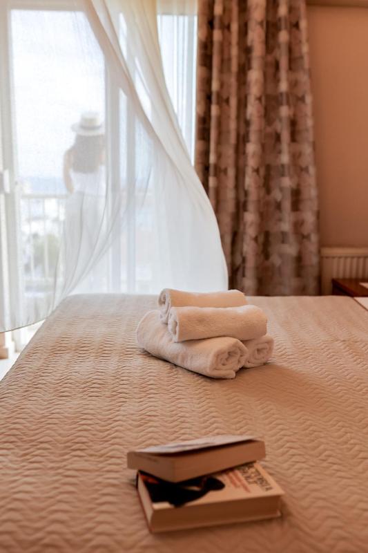Double Room with Sea View image 1