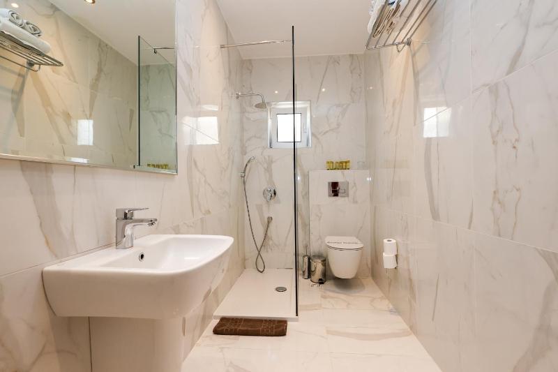Family Room image 3