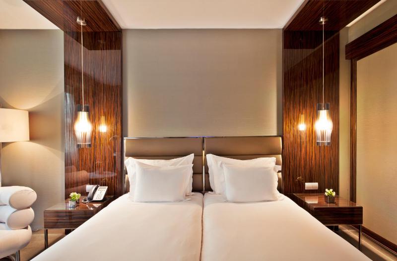 Deluxe Double or Twin Room With Extra Bed image 3