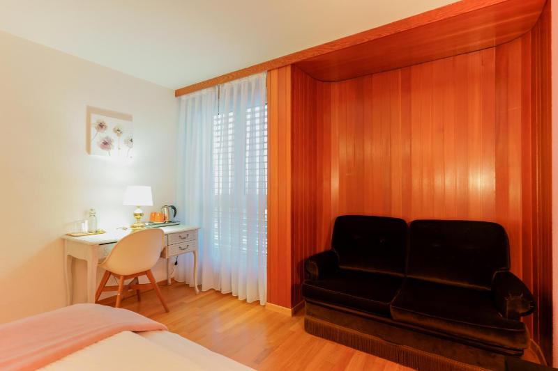 Standard Twin Room image 4