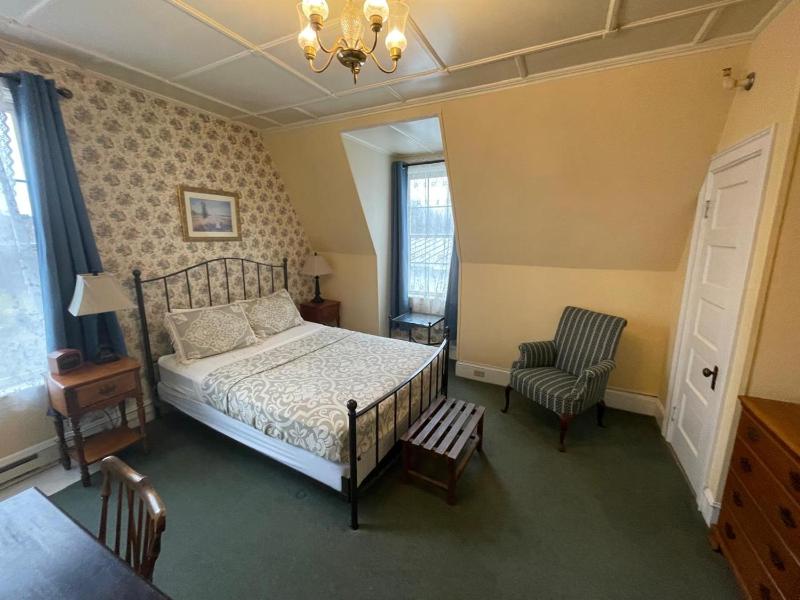 Queen Room image 2