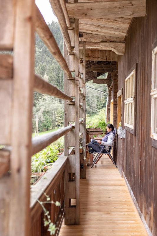 One-Bedroom Apartment with Balcony and Mountain View   image 3