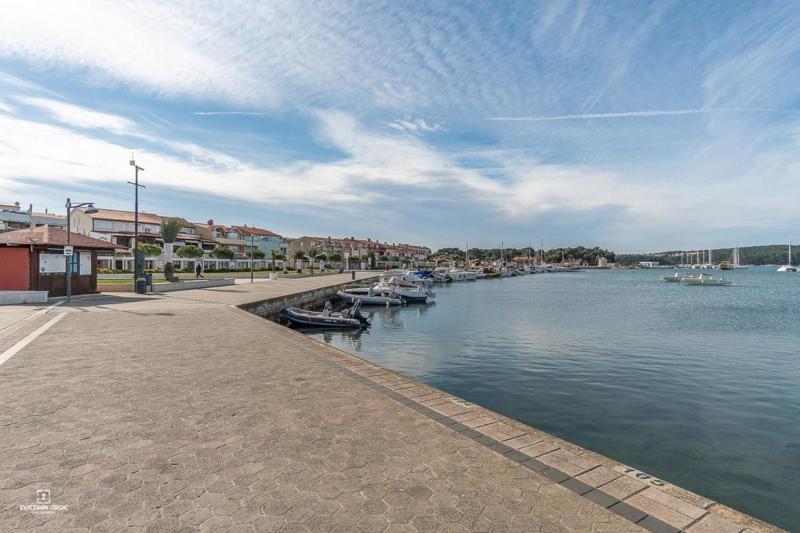 One Bedroom Apartment with Balcony and Sea View image 3