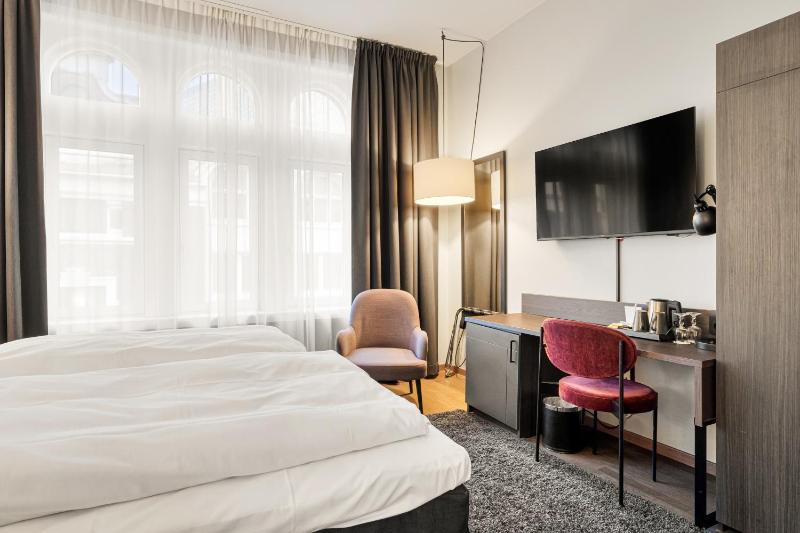 Standard Twin Room image 4
