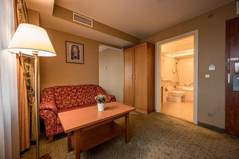 One Queen Bed Executive Non-Smoking image 4
