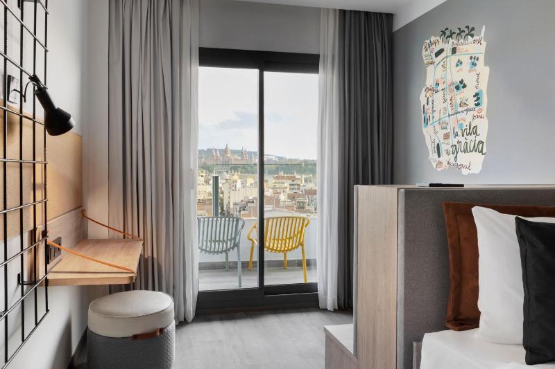 Moxy Twin Room with Balcony and City View image 1