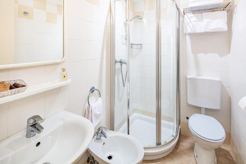 Classic Double or Twin Room image 4