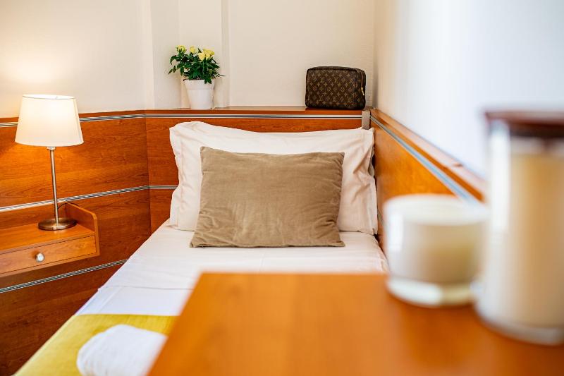 Superior Single Room image 3