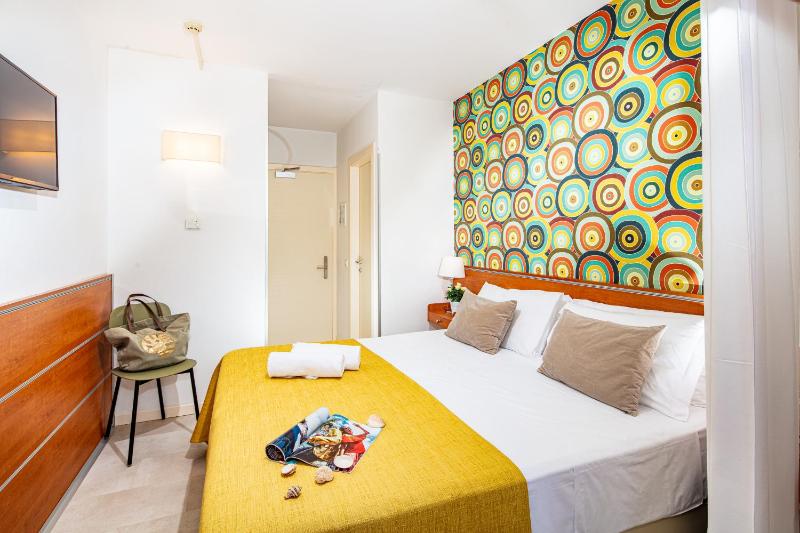 Classic Double or Twin Room image 3