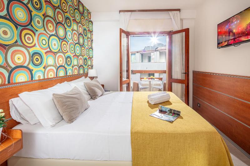 Classic Double or Twin Room with Balcony image 3