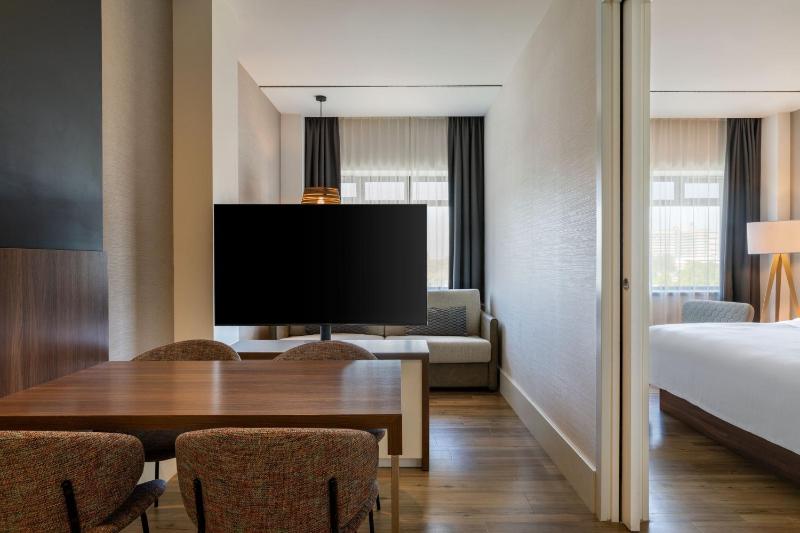 One Bedroom Suite with 1 Kingsize Bed and Sofabed image 3