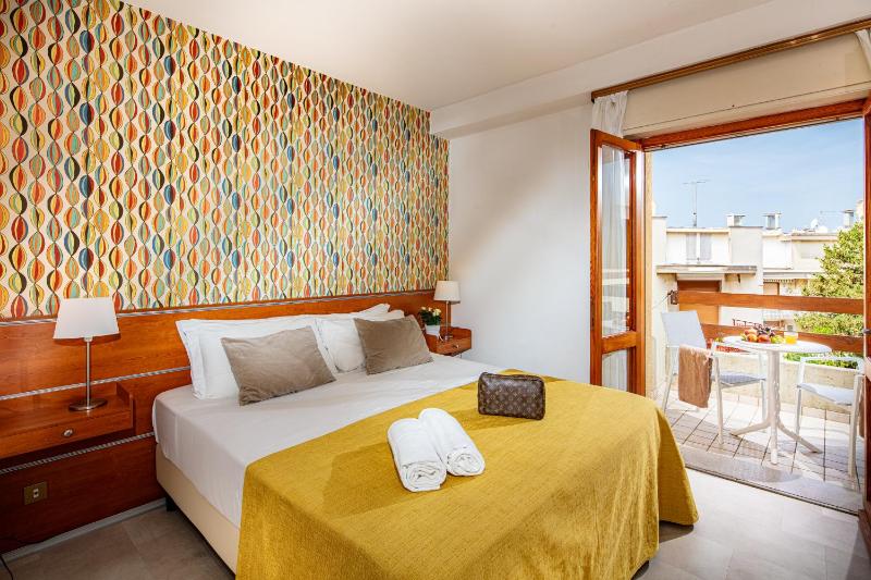 Classic Double or Twin Room with Balcony image 1