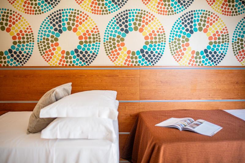 Economy Twin Room image 4