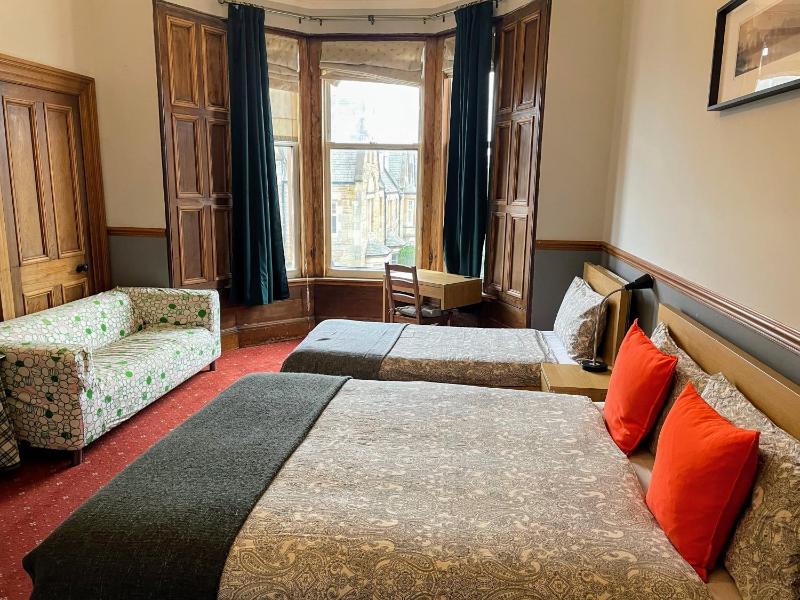 Triple Room with Private Bathroom image 3