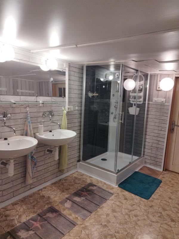 Single Room with Shared Bathroom image 1