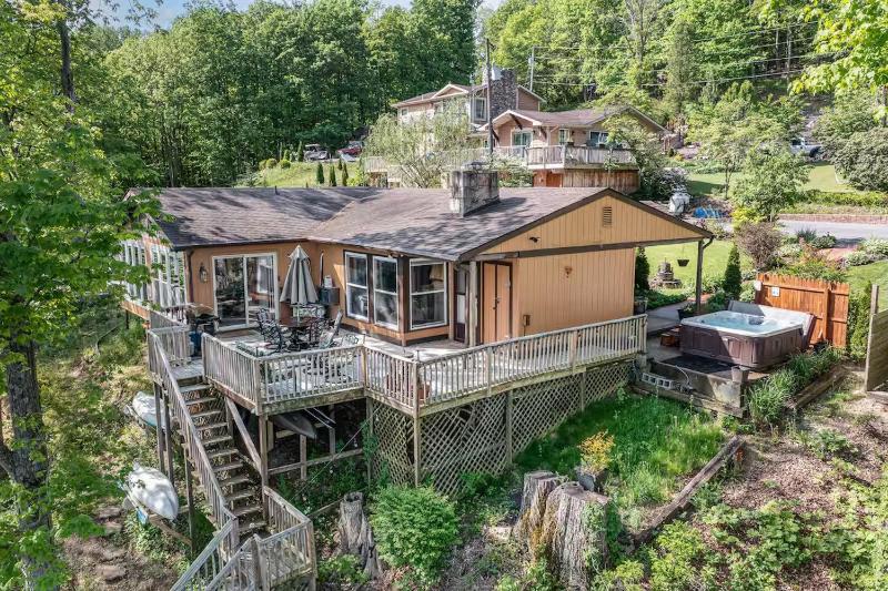 Three-Bedroom Chalet image 4
